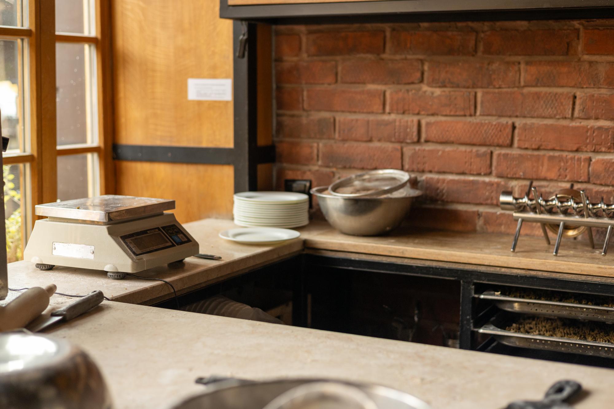 Przestrzeń warsztatowa z piecem i stołem roboczym